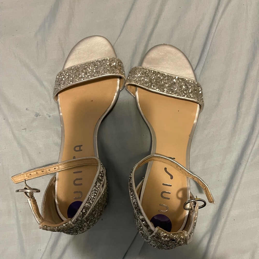 Silver low heels❤️